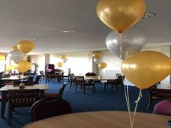 Table balloons display with three balloons